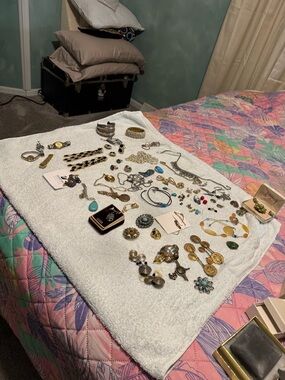 Mixed lot of vintage jewelry.